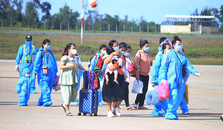 Các công dân lên xe buýt Phương Trang đợi sẵn trong sân bay để di chuyển đến khu cách ly T3
